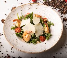 Салат из рукколы и креветок