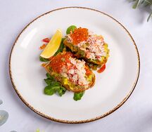 Брускетта с авокадо и мясом краба