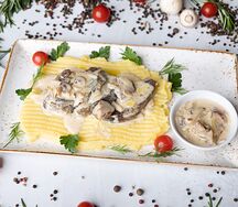 Говяжьи щечки с грибным соусом