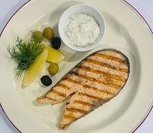 Стейк из лосося с соусом Тартар