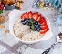 Каша овсяная со свежими ягодами