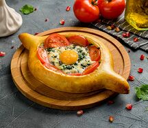 Хачапури по-аджарски со шпинатом и томатами
