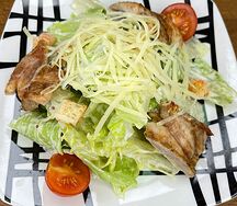 Салат Цезарь с курицей