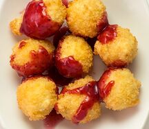 Сырные палочки с брусничным соусом