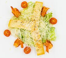 Салат Цезарь с креветками