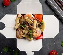 Соба с креветками и кальмаром новинка 