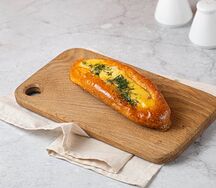 Сосиска в тесте с сыром зеленью