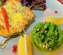 Лосось, запеченный со шпинатом