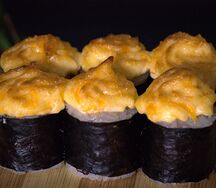 Запеченный мини-ролл с креветкой