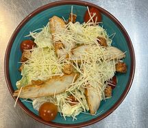 Салат Цезарь с курицей