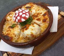 Шампиньоны запечённые с сыром сулугуни