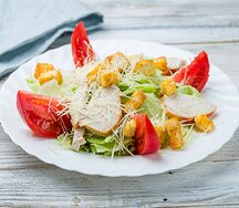 Салат Цезарь с курицей