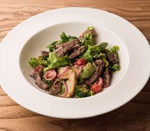 Теплый салат с говядиной и картофелем