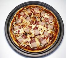 Пицца с ветчиной и грибами