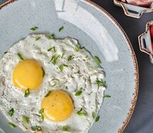 Яичница из 2 яиц глазунья с чаем черным