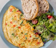 Омлет из 2 яиц с овощами и черным чаем