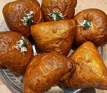 Пирожок с луком и яйцом