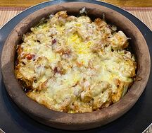 Куриные грудки с сыром в керамическом тарелке