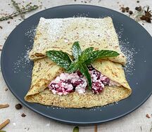 Блинчик с творогом и вишней