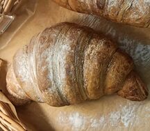 Круассан с клубникой