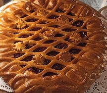 Постный пирог с клубникой и малиной