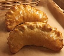Пирожок с луком и яйцом