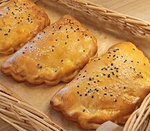 Закрытая пицца с ветчиной и сыром
