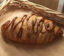 Круассан с вареной сгущенкой