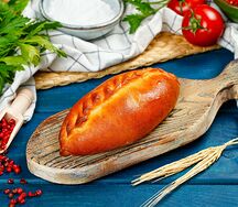 Пирожок с яйцом и зелёным луком