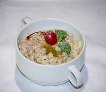 Каша овсяная с медом и вишней