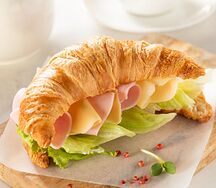 Сэндвич с сыром и ветчиной на круассане