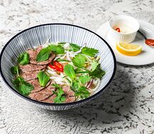 Фо-бо с говядиной и рисовой лапшой