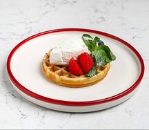 Вафля с сырным кремом и ягодами