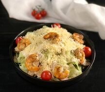 Салат Цезарь с креветками