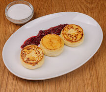 Сырники с малиновым соусом и сметаной