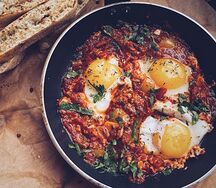 Шакшука с греческой питой