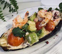 Баклажан, запеченный с морепродуктами в сливочном соусе