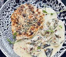 Стейк из куриного филе с сырным соусом и грибами