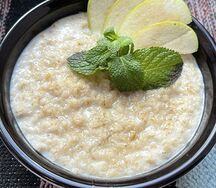 Каша овсяная с яблоками и медом