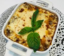 Лазанья с телятиной, соусом Бешамель и сыром Пармезан