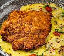 Шницель куриный с грибами и сливочным соусом