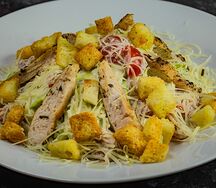 Салат Цезарь с курицей