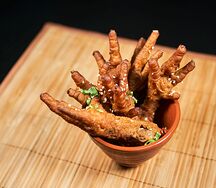 Тушеные куриные лапки