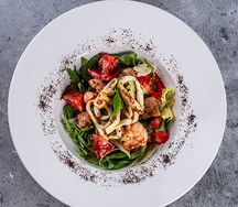 Теплый салат с морепродуктами