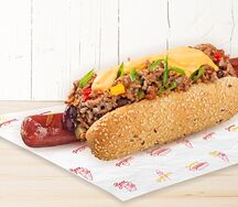 Хот-дог с альпийской колбаской Чили чиз 