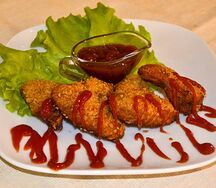 Крылья в хрустящем кляре с соусом