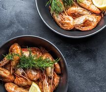 Северные креветки в чесночном соусе