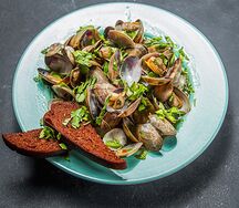 Мидии вонголе с чесноком и зеленью