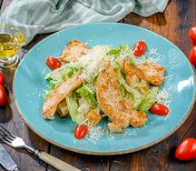 Салат Цезарь с курицой