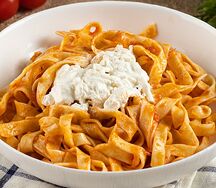 Феттуччине с томатами и страчателлой